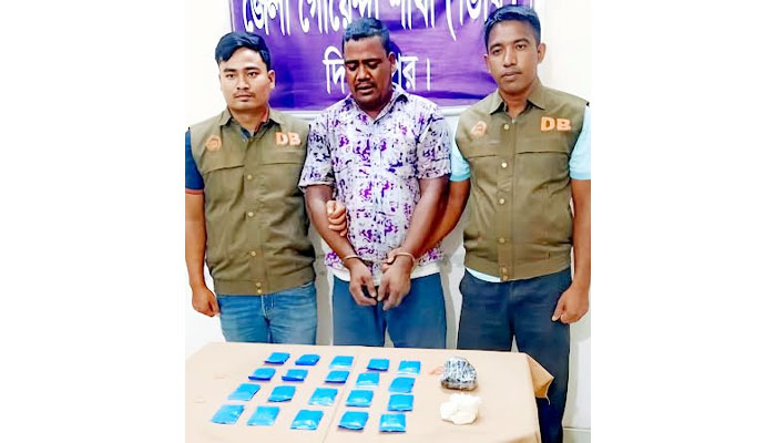 দিনাজপুরে ২ হাজার পিস ইয়াবাসহ বাসচালক গ্রেপ্তার দিনাজপুরে ২ হাজার পিস ইয়াবাসহ বাসচালক গ্রেপ্তার