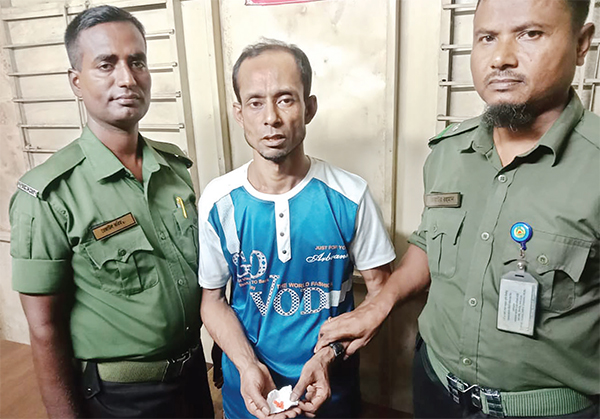 কারওয়ান বাজারে আনসারের তৎপরতায় মাদকসহ এক ব্যক্তি আটক কারওয়ান বাজারে আনসারের তৎপরতায় মাদকসহ এক ব্যক্তি আটক