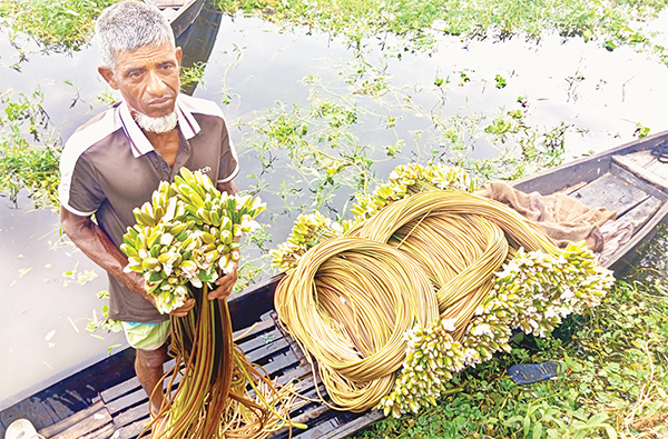 প্রায় চার মাস পানিতে ডুবে থাকে মুন্সীগঞ্জের আড়িয়াল বিল প্রায় চার মাস পানিতে ডুবে থাকে মুন্সীগঞ্জের আড়িয়াল বিল