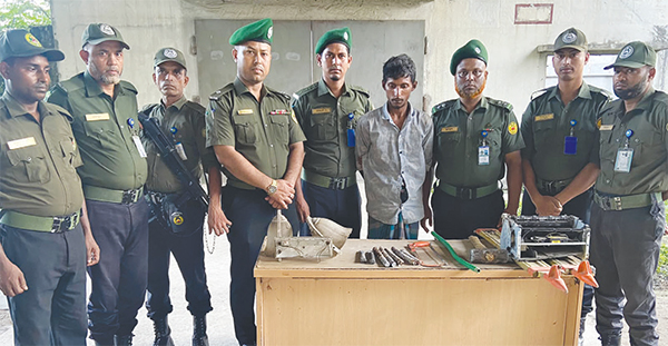চোরকে হাতেনাতে আটক করেছেন বাংলাদেশ আনসার ও গ্রাম প্রতিরক্ষা বাহিনীর সদস্যরা চোরকে হাতেনাতে আটক করেছেন বাংলাদেশ আনসার ও গ্রাম প্রতিরক্ষা বাহিনীর সদস্যরা