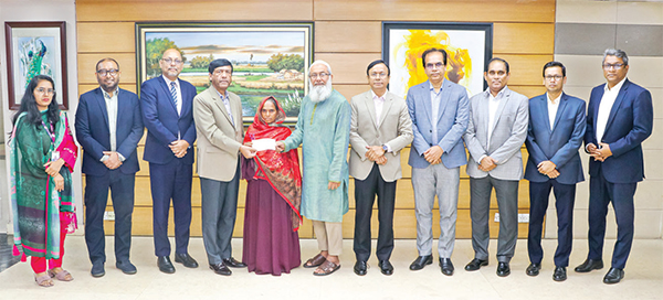 সাউথইস্ট ব্যাংক পিএলসির ‘বেতন কার্ড’ ইন্স্যুরেন্স ক্লেইম চেক হস্তান্তর সাউথইস্ট ব্যাংক পিএলসির ‘বেতন কার্ড’ ইন্স্যুরেন্স ক্লেইম চেক হস্তান্তর