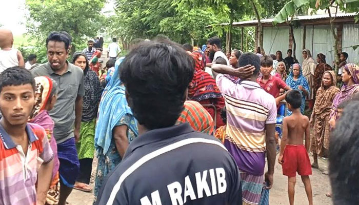 সিরাজগঞ্জে পৃথক ঘটনায় দুই গৃহবধূর ঝুলন্ত মরদেহ উদ্ধার সিরাজগঞ্জে পৃথক ঘটনায় দুই গৃহবধূর ঝুলন্ত মরদেহ উদ্ধার