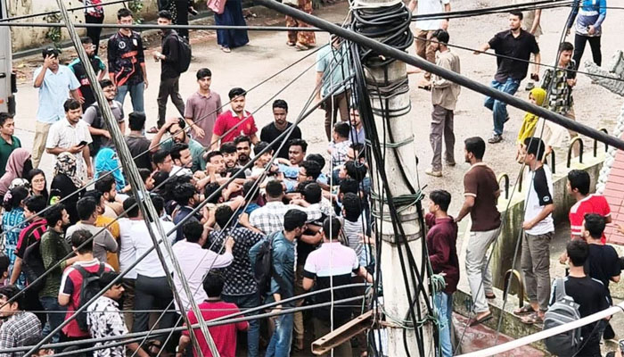 জগন্নাথ বিশ্ববিদ্যালয়ে ছাত্রদল-শিবির সংঘর্ষ জগন্নাথ বিশ্ববিদ্যালয়ে ছাত্রদল-শিবির সংঘর্ষ