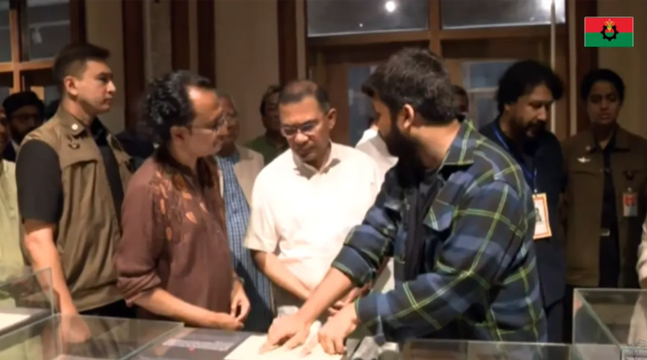 জুলাই স্মৃতি জাদুঘর ঘুরে দেখলেন প্রধানমন্ত্রী জুলাই স্মৃতি জাদুঘর ঘুরে দেখলেন প্রধানমন্ত্রী