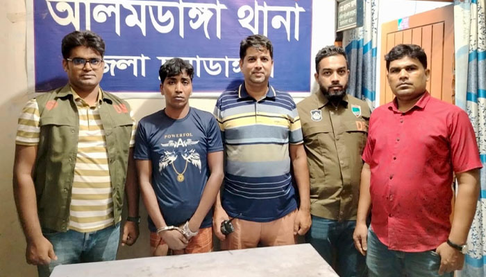চুয়াডাঙ্গায় কিশোর হত্যা মামলার পলাতক আসামি গ্রেপ্তার চুয়াডাঙ্গায় কিশোর হত্যা মামলার পলাতক আসামি গ্রেপ্তার