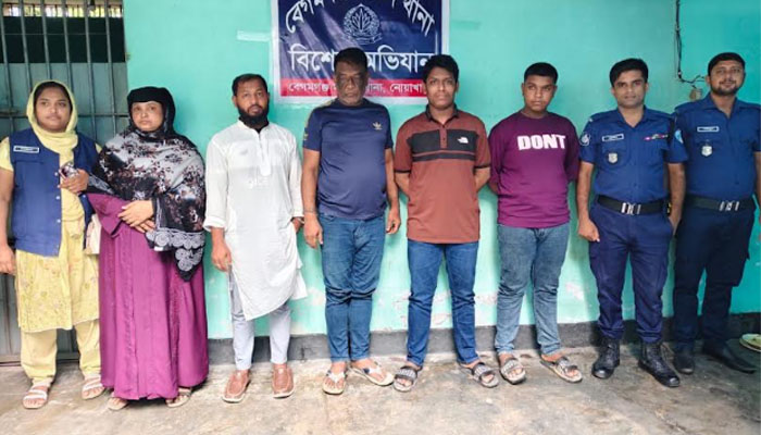 নোয়াখালীতে পর্ন ভিডিও বানানোয় স্বামী-স্ত্রী ও ছেলেসহ আটক ৫ নোয়াখালীতে পর্ন ভিডিও বানানোয় স্বামী-স্ত্রী ও ছেলেসহ আটক ৫