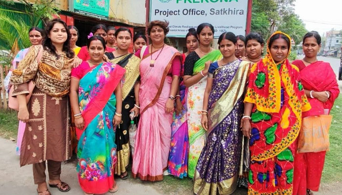প্রতিকূলতা পেরিয়ে স্বাবলম্বী হচ্ছেন সুন্দরবনের হাজারো নারী প্রতিকূলতা পেরিয়ে স্বাবলম্বী হচ্ছেন সুন্দরবনের হাজারো নারী