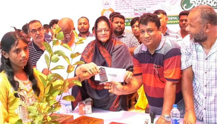 সিরাজগঞ্জে শিক্ষার্থীদের মাঝে গাছের চারা ও বৃত্তি বিতরণ সিরাজগঞ্জে শিক্ষার্থীদের মাঝে গাছের চারা ও বৃত্তি বিতরণ
