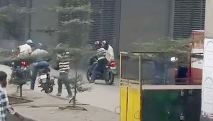 রাজধানীতে প্রকাশ্যে কুপিয়ে কোটি টাকা ছিনতাই রাজধানীতে প্রকাশ্যে কুপিয়ে কোটি টাকা ছিনতাই