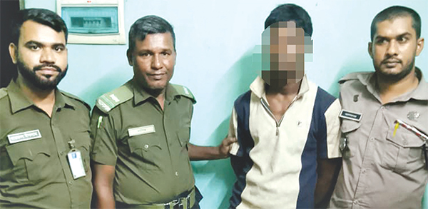 আনসারের তৎপরতায় ঢাকা বিমানবন্দরে চোর আটক আনসারের তৎপরতায় ঢাকা বিমানবন্দরে চোর আটক