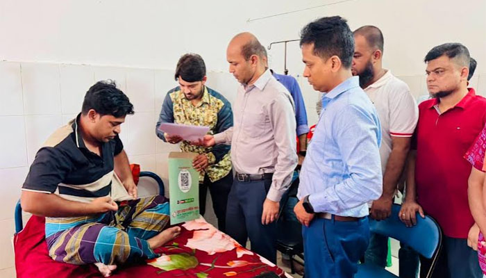 সন্ত্রাসী হামলায় আহত পৌরকর্মীকে হাসপাতালে দেখতে গেলেন প্রশাসক সন্ত্রাসী হামলায় আহত পৌরকর্মীকে হাসপাতালে দেখতে গেলেন প্রশাসক
