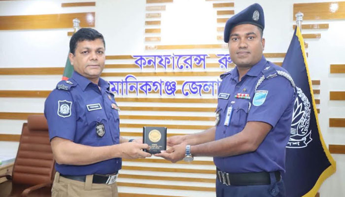 যানবাহন নিয়ন্ত্রণে বিশেষ অবদান, সপ্তমবার পুরস্কৃত শাহাদাত যানবাহন নিয়ন্ত্রণে বিশেষ অবদান, সপ্তমবার পুরস্কৃত শাহাদাত