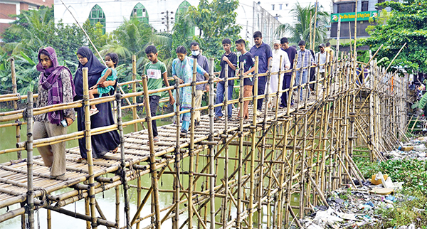 ঝুঁকিপূর্ণ সাঁকো দিয়ে পারাপার ঝুঁকিপূর্ণ সাঁকো দিয়ে পারাপার