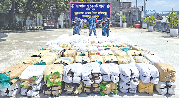 ঢাকার শোয়ারিঘাট ও পোস্তগোলা ব্রিজে কোস্ট গার্ডের অভিযান ঢাকার শোয়ারিঘাট ও পোস্তগোলা ব্রিজে কোস্ট গার্ডের অভিযান