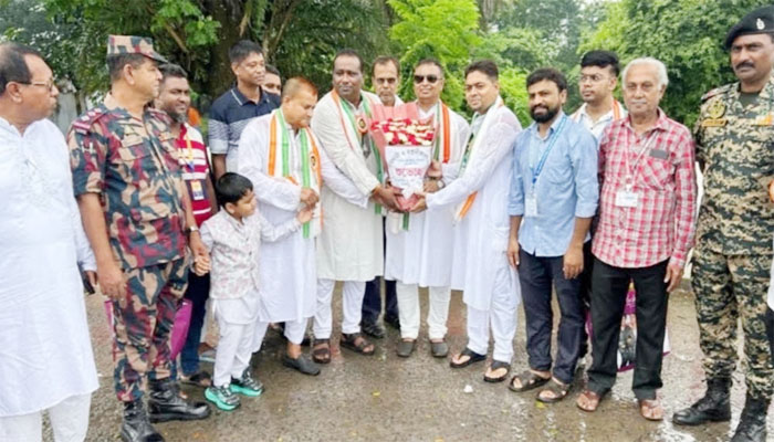 মিষ্টি-ফুলে ভোমরা জিরো পয়েন্টে বাংলাদেশ-ভারতের বন্ধুত্বের বার্তা মিষ্টি-ফুলে ভোমরা জিরো পয়েন্টে বাংলাদেশ-ভারতের বন্ধুত্বের বার্তা