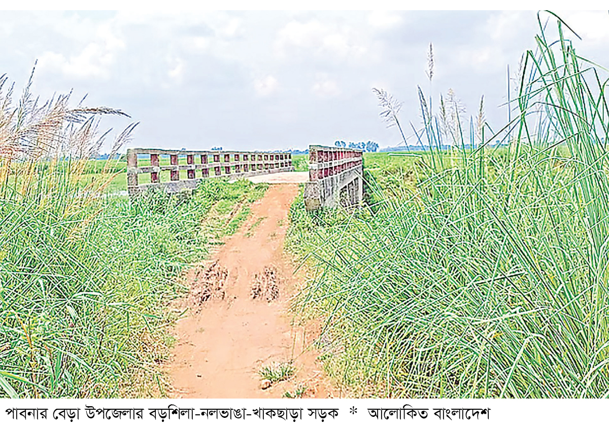 খানাখন্দের সড়কে ১০ গ্রামের মানুষের দুর্ভোগ খানাখন্দের সড়কে ১০ গ্রামের মানুষের দুর্ভোগ