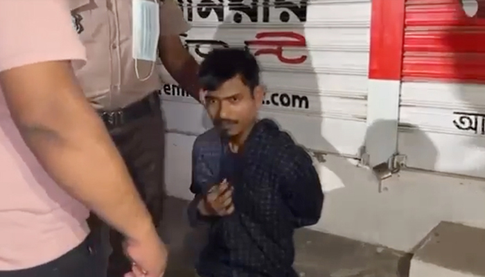 ডেমরায় বোমা সদৃশ বস্তু উদ্ধারের ঘটনায় ২ যুবক গ্রেপ্তার ডেমরায় বোমা সদৃশ বস্তু উদ্ধারের ঘটনায় ২ যুবক গ্রেপ্তার