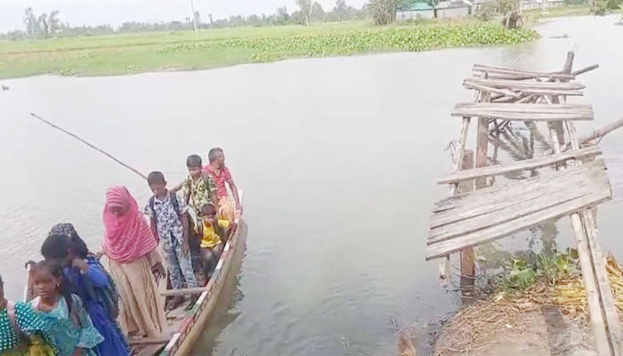 কাঠের ব্রিজ ভেঙে দুর্ভোগে ১০ গ্রামের হাজারো মানুষ কাঠের ব্রিজ ভেঙে দুর্ভোগে ১০ গ্রামের হাজারো মানুষ