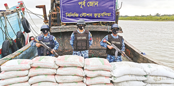 চোরাচালান রোধে কোস্ট গার্ডের অভিযান চোরাচালান রোধে কোস্ট গার্ডের অভিযান