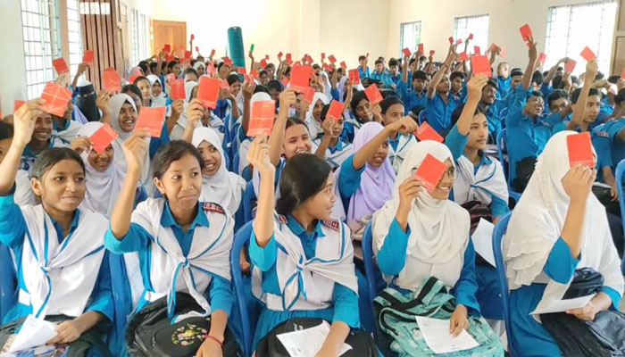 লাল কার্ড তুলে মাদক-অপরাধকে ‘না’ বলল স্কুল শিক্ষার্থীরা লাল কার্ড তুলে মাদক-অপরাধকে ‘না’ বলল স্কুল শিক্ষার্থীরা
