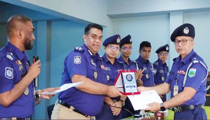 সিরাজগঞ্জে কর্মদক্ষতার স্বীকৃতি পেলেন ১৬ পুলিশ সদস্য সিরাজগঞ্জে কর্মদক্ষতার স্বীকৃতি পেলেন ১৬ পুলিশ সদস্য