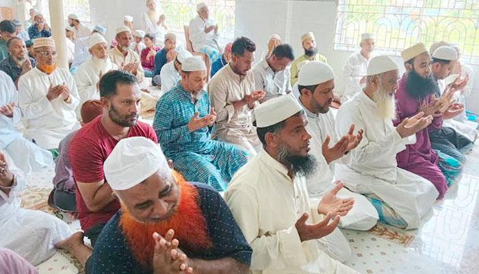 হাজীগঞ্জে মুসল্লীদের সঙ্গে মেয়র প্রার্থী টিটুর কুশল বিনিময় হাজীগঞ্জে মুসল্লীদের সঙ্গে মেয়র প্রার্থী টিটুর কুশল বিনিময়