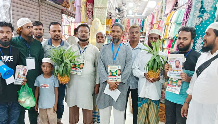 হাজীগঞ্জ বাজারে ব্যবসায়ীদের দ্বারে দ্বারে শাহাব উদ্দীন হাজীগঞ্জ বাজারে ব্যবসায়ীদের দ্বারে দ্বারে শাহাব উদ্দীন