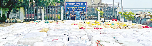 বিপুল পরিমাণ নিষিদ্ধ পলিথিন জব্দ করেছে কোস্ট গার্ড বিপুল পরিমাণ নিষিদ্ধ পলিথিন জব্দ করেছে কোস্ট গার্ড