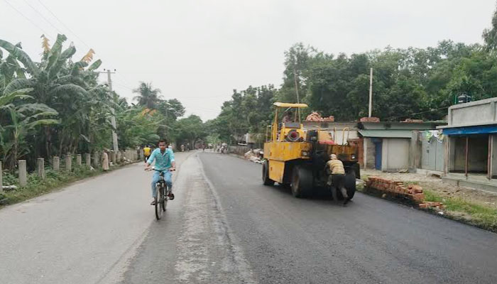 ঠিকাদারের গাফিলতিতে সড়ক নির্মাণে স্থবিরতা, দুর্ভোগ চরমে ঠিকাদারের গাফিলতিতে সড়ক নির্মাণে স্থবিরতা, দুর্ভোগ চরমে