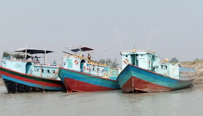 পদ্মায় অবাধে বালু উত্তোলন, তীব্র ভাঙনে ফসলি জমি নদীগর্ভে পদ্মায় অবাধে বালু উত্তোলন, তীব্র ভাঙনে ফসলি জমি নদীগর্ভে
