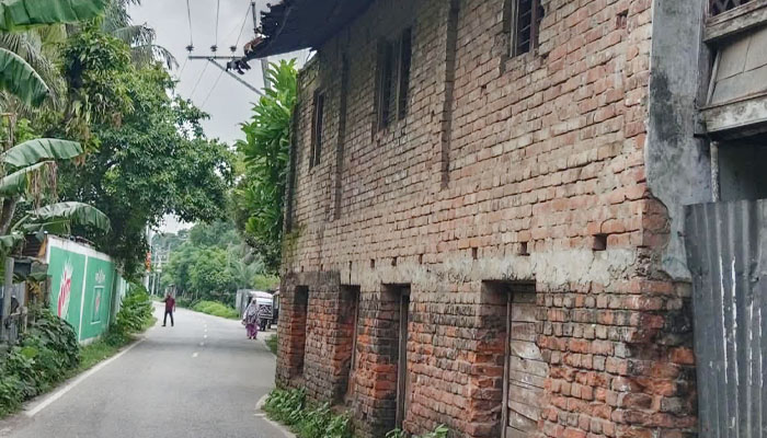 কাউখালীতে পরিত্যক্ত ভবনে আটকে নতুন ব্রিজ নির্মাণ কাউখালীতে পরিত্যক্ত ভবনে আটকে নতুন ব্রিজ নির্মাণ