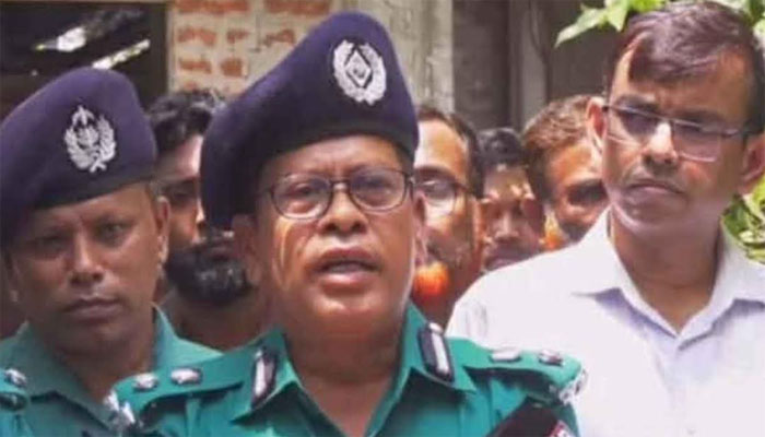 রংপুরে একই পরিবারের ৪ হত্যার বাড়িতে নতুন পুলিশ কমিশনার রংপুরে একই পরিবারের ৪ হত্যার বাড়িতে নতুন পুলিশ কমিশনার