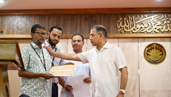গুম-খুনের শিকার ও জুলাইয়ে শহিদ-আহত পরিবারের ৭৪ জন পেলেন চাকরির নিয়োগপত্র গুম-খুনের শিকার ও জুলাইয়ে শহিদ-আহত পরিবারের ৭৪ জন পেলেন চাকরির নিয়োগপত্র