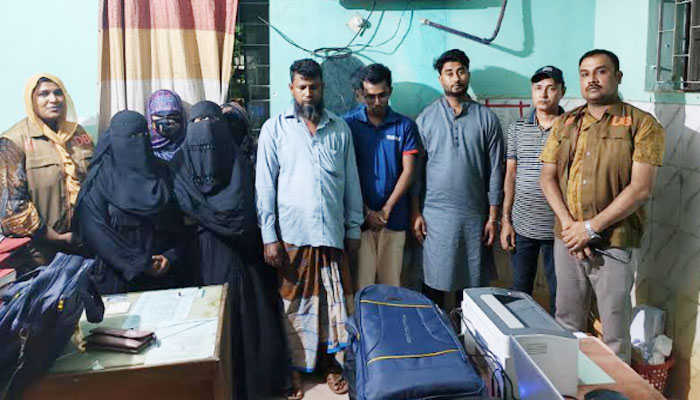 নোয়াখালীতে দুই আবাসিক হোটেলে ডিবির অভিযান, গ্রেপ্তার ৮ নোয়াখালীতে দুই আবাসিক হোটেলে ডিবির অভিযান, গ্রেপ্তার ৮