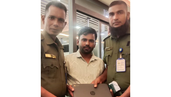 আনসারের তৎপরতায় বিমানবন্দরে হারানো ল্যাপটপ ফিরে পেলেন প্রবাসী আনসারের তৎপরতায় বিমানবন্দরে হারানো ল্যাপটপ ফিরে পেলেন প্রবাসী