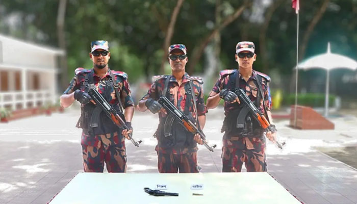 লালমনিরহাট সীমান্তে বিজিবির অভিযানে পিস্তল-গুলি উদ্ধার লালমনিরহাট সীমান্তে বিজিবির অভিযানে পিস্তল-গুলি উদ্ধার