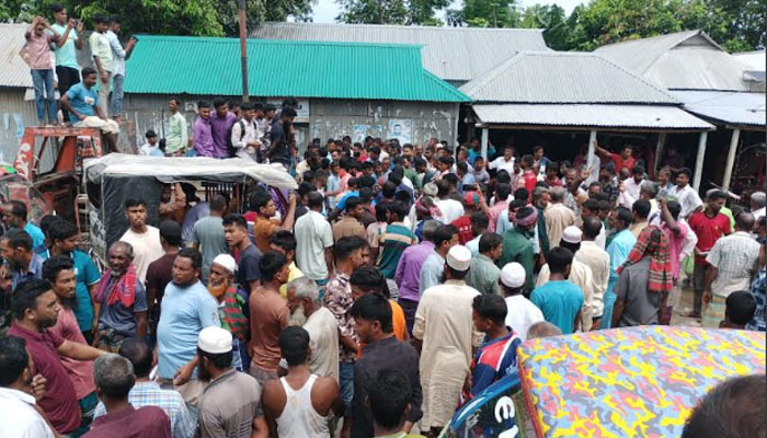 সারের দাবিতে সড়ক অবরোধ, ভূরুঙ্গামারীতে প্রশাসনের হস্তক্ষেপে বিতরণ সারের দাবিতে সড়ক অবরোধ, ভূরুঙ্গামারীতে প্রশাসনের হস্তক্ষেপে বিতরণ