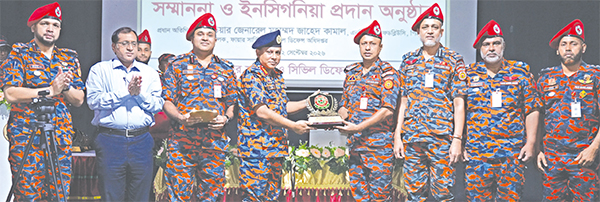 সম্মাননা ও ইনসিগনিয়া প্রদান অনুষ্ঠান সম্মাননা ও ইনসিগনিয়া প্রদান অনুষ্ঠান