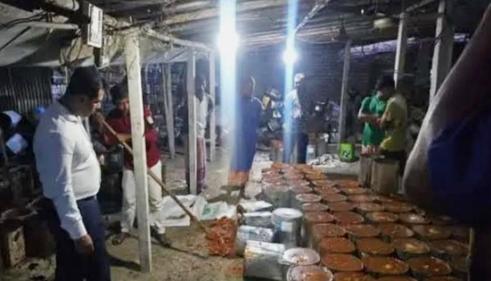 গুড় তৈরির কারখানায় অভিযান, ৮০ হাজার টাকা জরিমানা গুড় তৈরির কারখানায় অভিযান, ৮০ হাজার টাকা জরিমানা