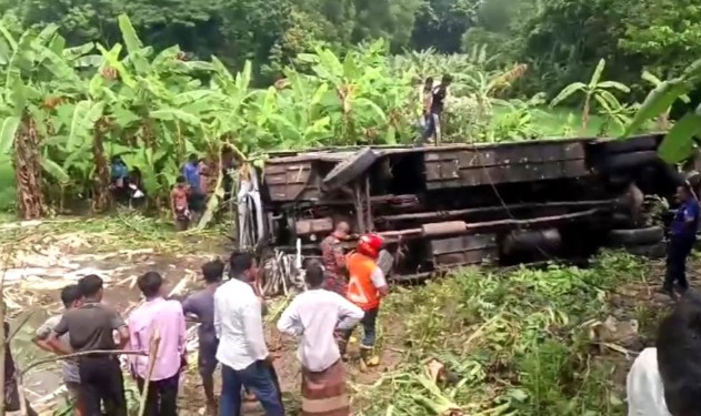 গোপালগঞ্জে বাস খাদে পড়ে নিহত ৩, আহত ৩০ গোপালগঞ্জে বাস খাদে পড়ে নিহত ৩, আহত ৩০