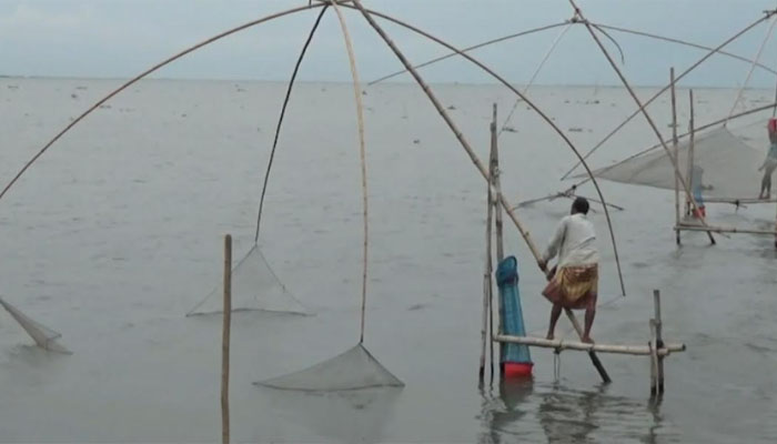 কিশোরগঞ্জের হাওরাঞ্চলে হুমকির মুখে জেলেদের জীবন-জীবিকা কিশোরগঞ্জের হাওরাঞ্চলে হুমকির মুখে জেলেদের জীবন-জীবিকা