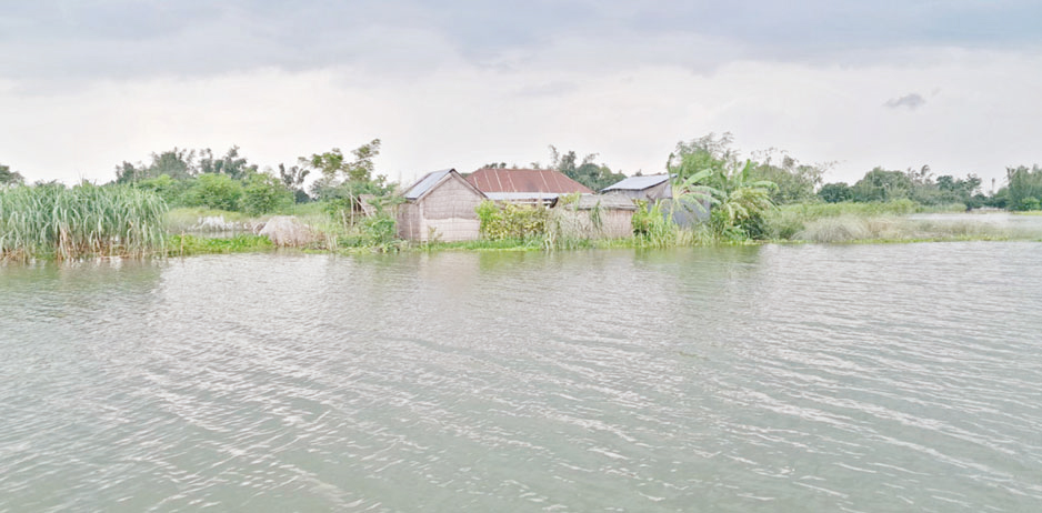 দৌলতপুরে ৬০ হাজার মানুষ পানিবন্দি দৌলতপুরে ৬০ হাজার মানুষ পানিবন্দি