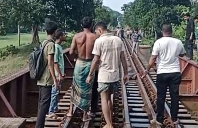 সিরাজগঞ্জে ট্রেনে কাটা পড়ে অজ্ঞাত এক ব্যক্তি নিহত সিরাজগঞ্জে ট্রেনে কাটা পড়ে অজ্ঞাত এক ব্যক্তি নিহত