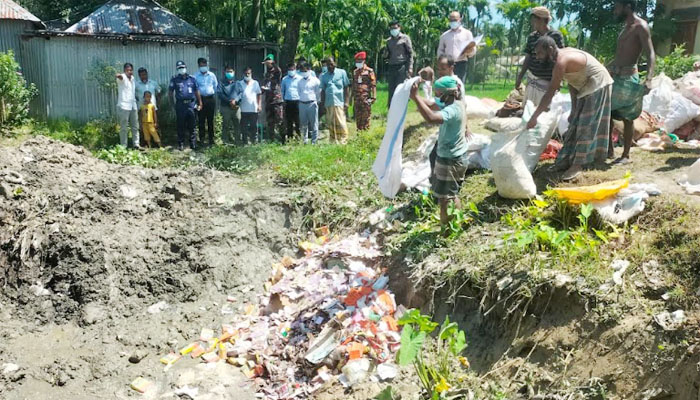 ভূরুঙ্গামারীতে ২৩ লাখ টাকার বাজেয়াপ্ত ও মেয়াদোত্তীর্ণ পণ্য ধ্বংস ভূরুঙ্গামারীতে ২৩ লাখ টাকার বাজেয়াপ্ত ও মেয়াদোত্তীর্ণ পণ্য ধ্বংস