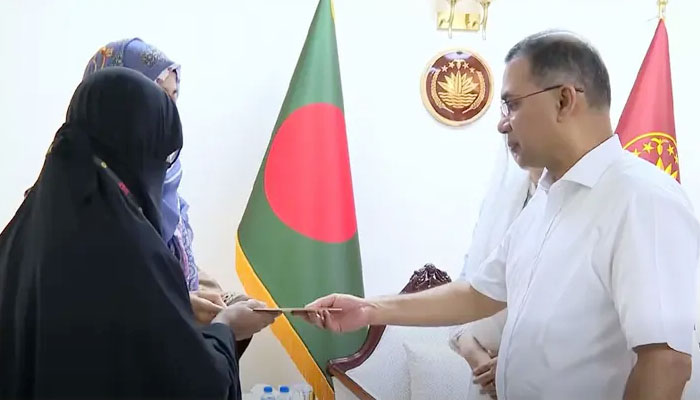 শহীদ দুই সেনাসদস্যের পরিবারকে প্রধানমন্ত্রীর আর্থিক সহায়তা শহীদ দুই সেনাসদস্যের পরিবারকে প্রধানমন্ত্রীর আর্থিক সহায়তা