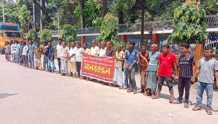 ন্যায্য মজুরি চান খাদ্য গুদাম শ্রমিকরা, নীলফামারীতে মানববন্ধন ন্যায্য মজুরি চান খাদ্য গুদাম শ্রমিকরা, নীলফামারীতে মানববন্ধন