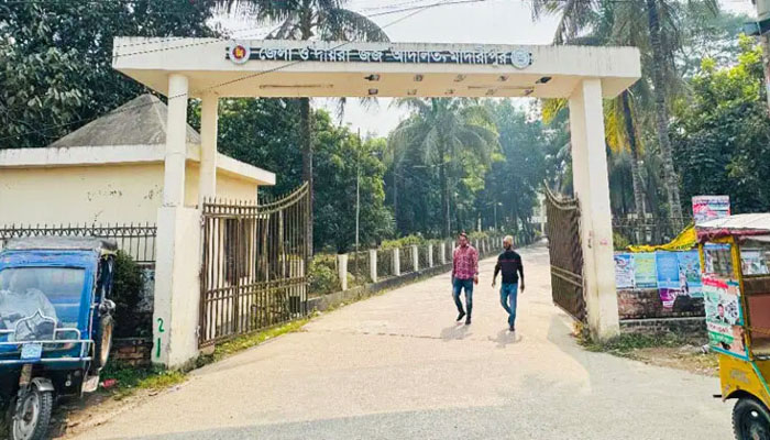 রাজৈরে সেকান্দর হত্যা মামলায় ৩ ভাইয়ের যাবজ্জীবন রাজৈরে সেকান্দর হত্যা মামলায় ৩ ভাইয়ের যাবজ্জীবন