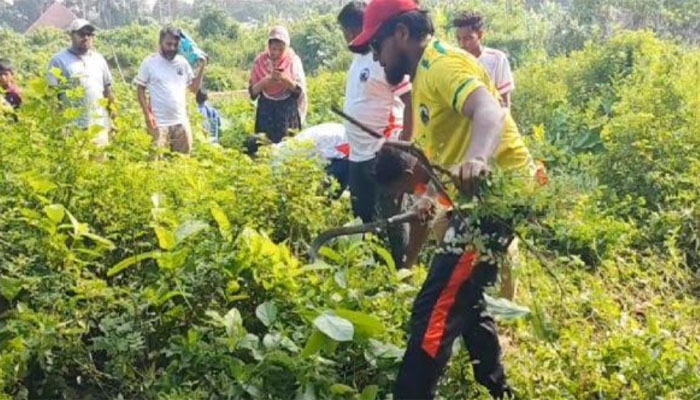 চাঁদপুরে রেলওয়ের জঙ্গল পরিষ্কার, তৈরি হলো খেলার মাঠ চাঁদপুরে রেলওয়ের জঙ্গল পরিষ্কার, তৈরি হলো খেলার মাঠ