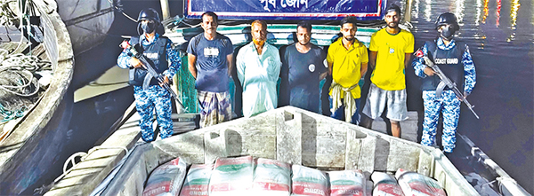 মিয়ানমারে পাচারকালে সিমেন্টসহ পাঁচজন পাচারকারীকে আটক করেছে কোস্ট গার্ড মিয়ানমারে পাচারকালে সিমেন্টসহ পাঁচজন পাচারকারীকে আটক করেছে কোস্ট গার্ড