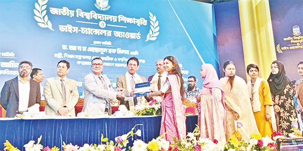 'ভাইস-চ্যান্সেলর অ্যাওয়ার্ড' পেলেন কানিজ ফাতিমা 'ভাইস-চ্যান্সেলর অ্যাওয়ার্ড' পেলেন কানিজ ফাতিমা